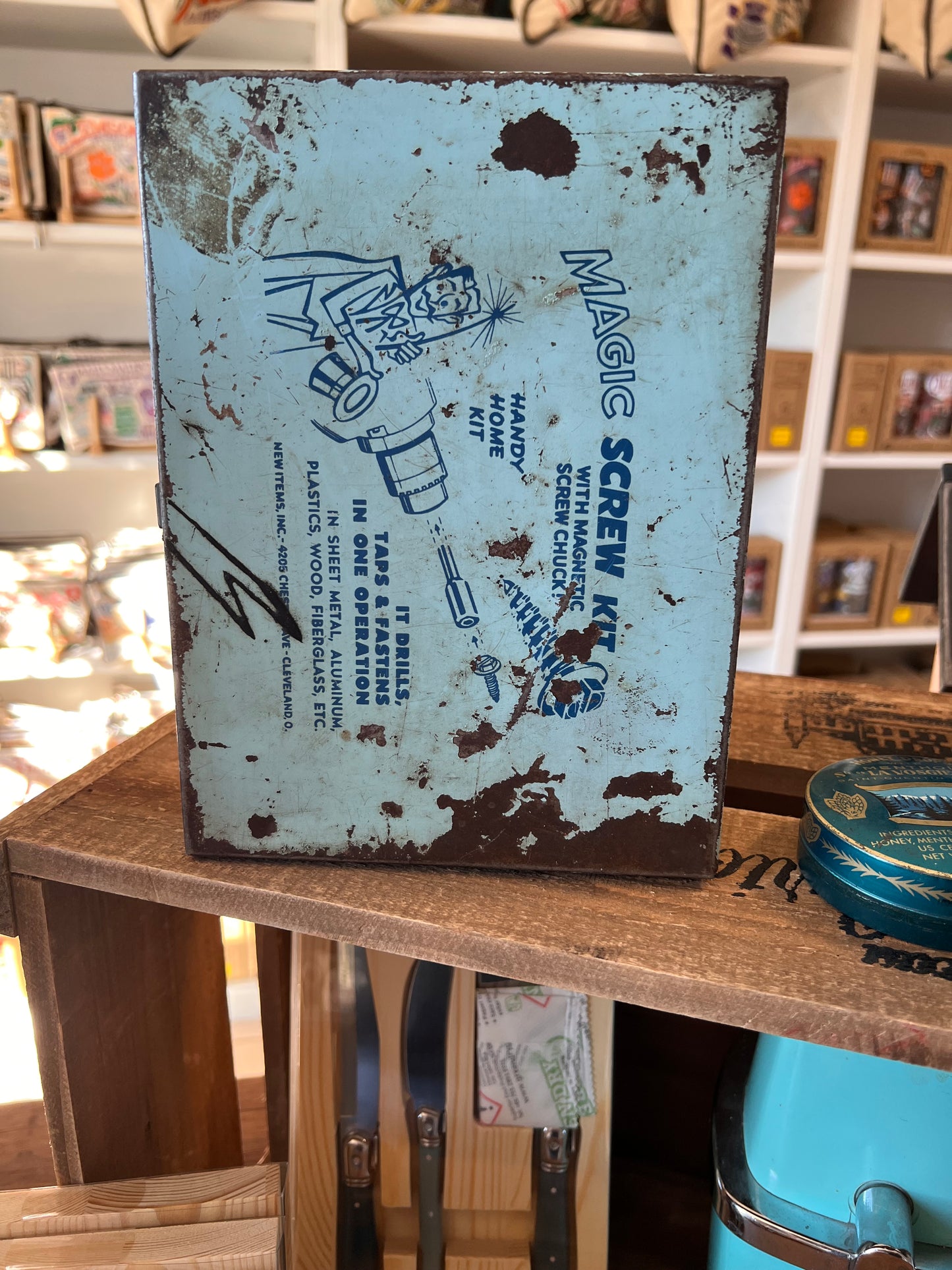 Vintage Metal MAGIC SCREW KIT Organizer