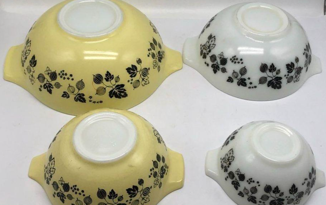 Vintage Pyrex Gooseberry Yellow White Black Cinderella Mixing Bowl Set